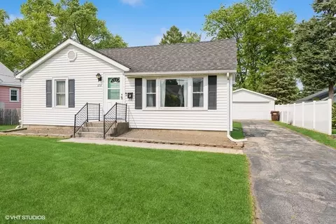 636 Oak St, Woodstock, IL 60098
