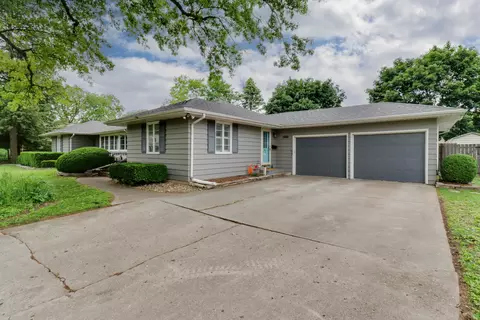 2106 E Taylor St, Bloomington, IL 61701 photo 3