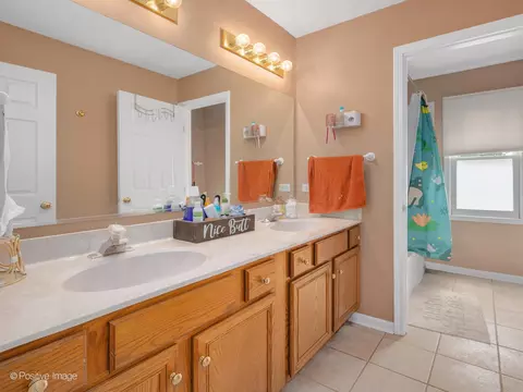 Bath - 1465 Teal Ct, Hoffman Estates, IL 60192 photo 4 of 4