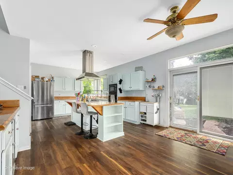 Kitchen - 1465 Teal Ct, Hoffman Estates, IL 60192 photo 2 of 3