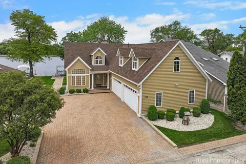 209 S Emerald Dr, Mchenry, IL 60051