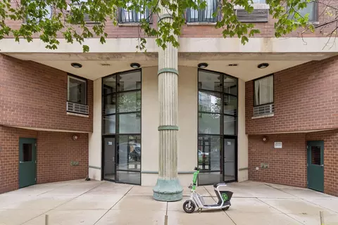 711 W Gordon Ter #117, Chicago, IL 60613