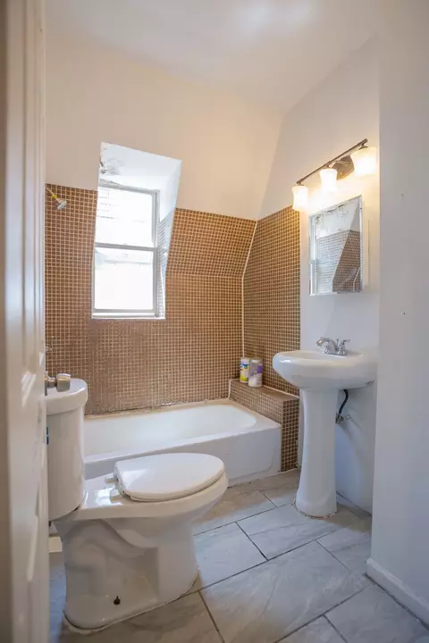 Bath - 6714 S Champlain Ave, Chicago, IL 60637 photo 2 of 2