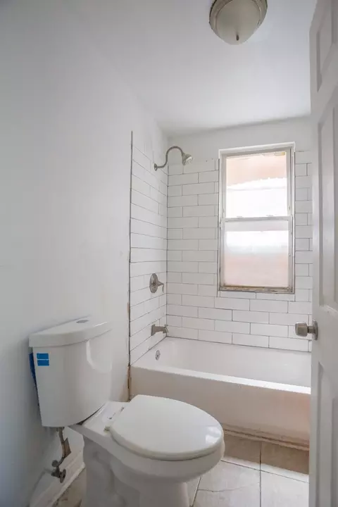 Bath - 6714 S Champlain Ave, Chicago, IL 60637 photo 1 of 2