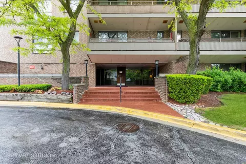 5 E Carriageway Dr #209, Hazel Crest, IL 60429