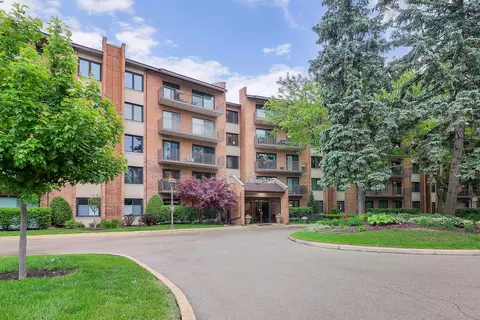 601 Lake Hinsdale Dr #511, Willowbrook, IL 60527