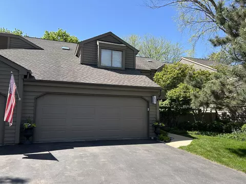 698 N Golf Ln #698, Lake Barrington, IL 60010