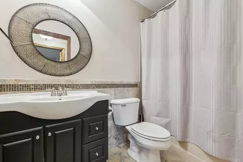 Bath - 1715 Chestnut Hill Rd, Plainfield, IL 60586 photo 4 of 5