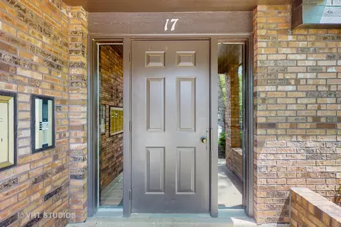 Entry Way - 17 Creekside Cir N #D, Elgin, IL 60123 photo 2 of 2