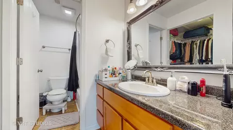 Bath - 17 Creekside Cir N #D, Elgin, IL 60123 photo 1 of 4