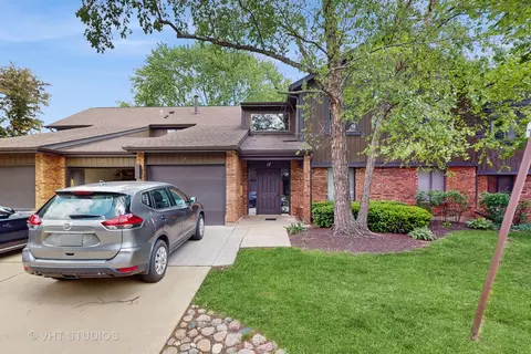 17 Creekside Cir N #D, Elgin, IL 60123