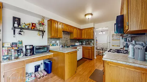 Kitchen - 17 Creekside Cir N #D, Elgin, IL 60123 photo 2 of 3