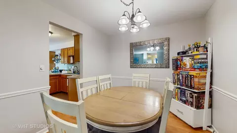Dining - 17 Creekside Cir N #D, Elgin, IL 60123 photo 2 of 3