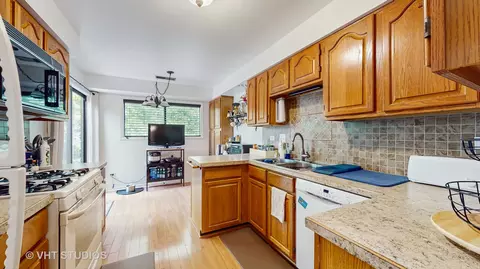 Kitchen - 17 Creekside Cir N #D, Elgin, IL 60123 photo 1 of 3