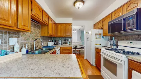 Kitchen - 17 Creekside Cir N #D, Elgin, IL 60123 photo 3 of 3