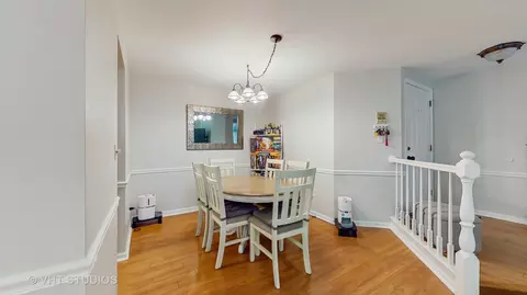 Dining - 17 Creekside Cir N #D, Elgin, IL 60123 photo 1 of 3
