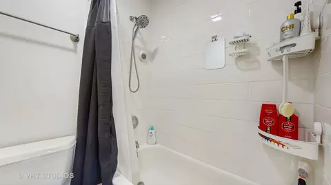 Bath - 17 Creekside Cir N #D, Elgin, IL 60123 photo 2 of 4