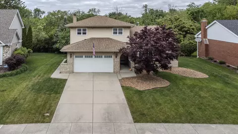 1212 Gloucester Rd, Woodridge, IL 60517