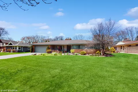 7421 N Crossway Rd, Fox Point, WI 53217
