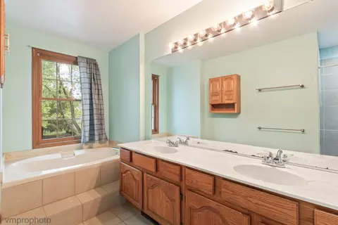 4549 Topaz Dr, Hoffman Estates, IL 60192 photo 9