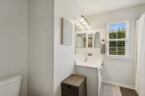 Bath - 727 Sumac Dr, Aurora, IL 60506 photo 2 of 4