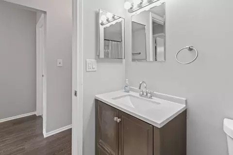 Bath - 675 Circle Dr, Roselle, IL 60172 photo 3 of 4