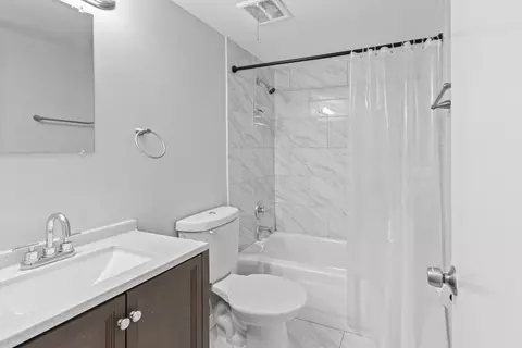 Bath - 675 Circle Dr, Roselle, IL 60172 photo 4 of 4