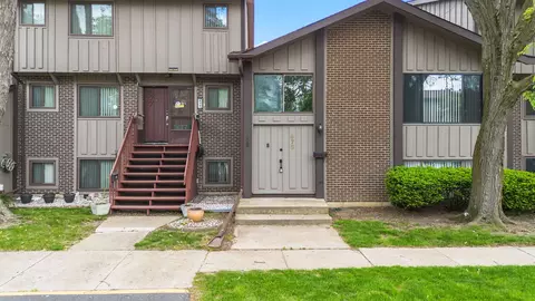 675 Circle Dr, Roselle, IL 60172
