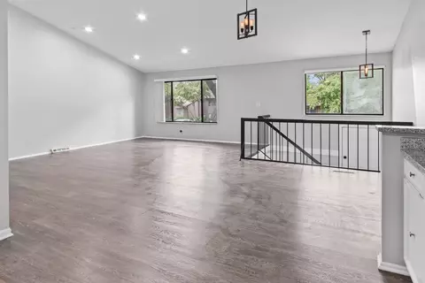 Living - 675 Circle Dr, Roselle, IL 60172 photo 2 of 5