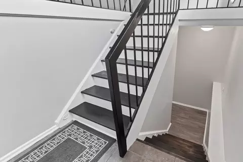 Entry Way - 675 Circle Dr, Roselle, IL 60172 photo 3 of 5