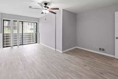 Living - 675 Circle Dr, Roselle, IL 60172 photo 4 of 5