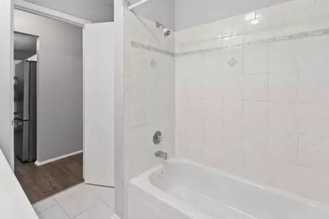 Bath - 675 Circle Dr, Roselle, IL 60172 photo 2 of 4