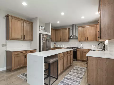 Kitchen - 879 Oak Ridge Blvd, Elgin, IL 60120 photo 2 of 7