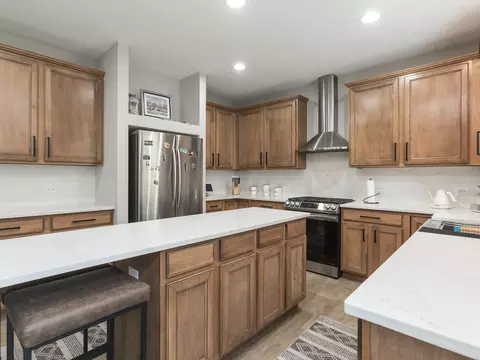 Kitchen - 879 Oak Ridge Blvd, Elgin, IL 60120 photo 4 of 7