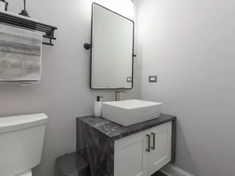 Bath - 879 Oak Ridge Blvd, Elgin, IL 60120 photo 1 of 5