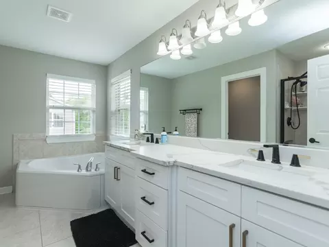Bath - 879 Oak Ridge Blvd, Elgin, IL 60120 photo 3 of 5