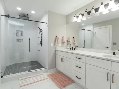 Bath - 879 Oak Ridge Blvd, Elgin, IL 60120 photo 2 of 5