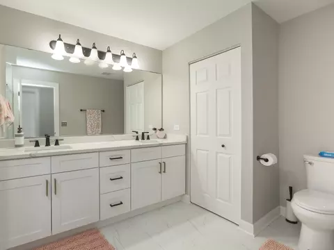 Bath - 879 Oak Ridge Blvd, Elgin, IL 60120 photo 4 of 5