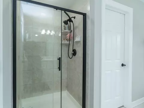 Bath - 879 Oak Ridge Blvd, Elgin, IL 60120 photo 5 of 5