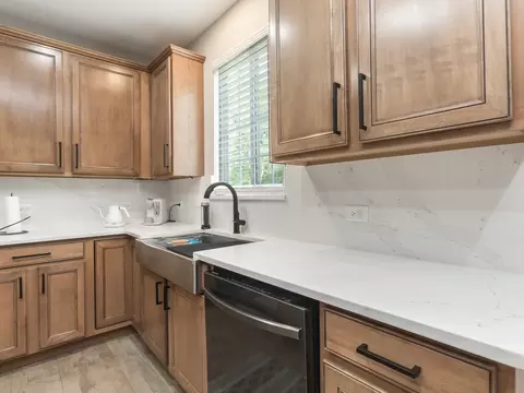 Kitchen - 879 Oak Ridge Blvd, Elgin, IL 60120 photo 5 of 7