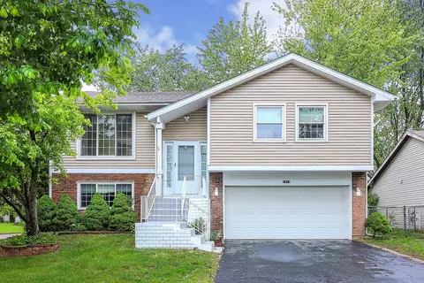 1914 Brookside Ln, Hoffman Estates, IL 60169