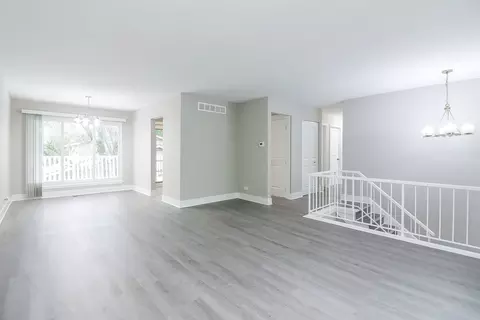 1914 Brookside Ln, Hoffman Estates, IL 60169 photo 3