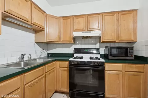 Kitchen - 9561 Dee Rd #2G, Des Plaines, IL 60016 photo 2 of 2