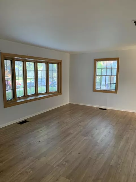 Living - 2307 Jay Ln, Rolling Meadows, IL 60008 photo 2 of 3