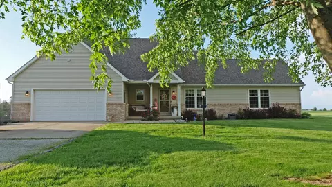 29 N Deer Lk N, Villa Grove, IL 61956