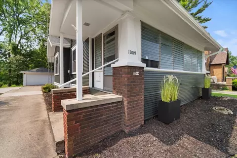 Exterior - 1009 Hovey Ave, Normal, IL 61761 photo 3 of 6
