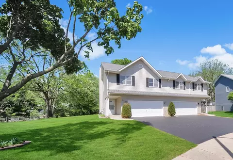 211 Lorien Ct, East Dundee, IL 60118 photo 2