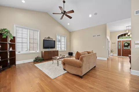 Living - 471 59th St, Lisle, IL 60532 photo 2 of 5