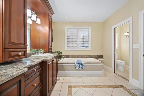 Bath - 471 59th St, Lisle, IL 60532 photo 2 of 7
