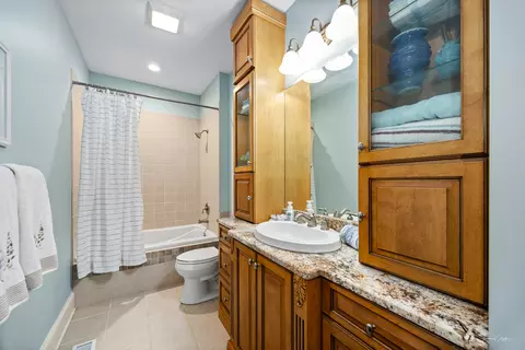 Bath - 471 59th St, Lisle, IL 60532 photo 4 of 7